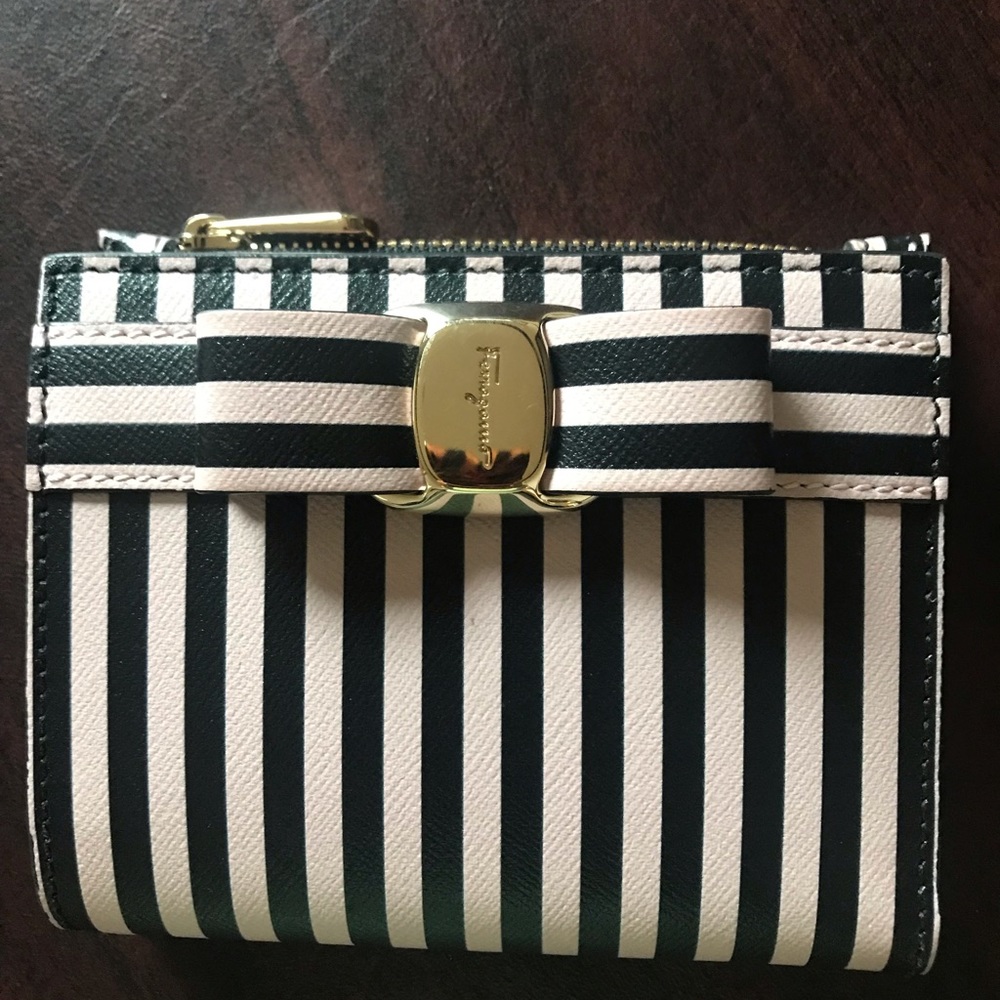 Salvatore Ferragamo Nero calfskin wallet. Excellent, like new condition.